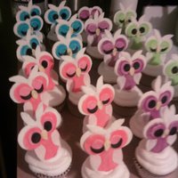 Snow Owl Cupcakes supser easy to make used cutters from wilton flower set and tips... will post directions if someone asks