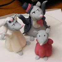 Mousy Wedding Topper I learned this wedding topper from Debbie Brown it is in new book. It was good fun she is very nice. I'm gonna have to keep working at...