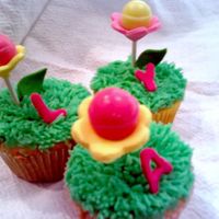 Dumb Dumb Flower Cupcakes Cupcakes using dumb dumb suckers for flowers