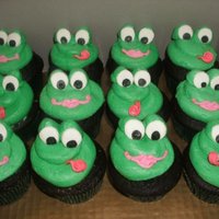 Frog Cupcakes chocolate cupcakes filled with peanut butter cups, topped with peanut butter buttercream tinted green, to go with a frog theme birthday...