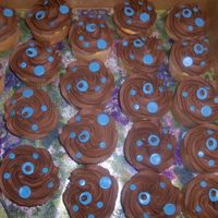 Baby Shower Cupcakes For a baby shower. I made brown w/blue dots and then bue with brown dots.