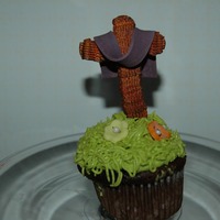 He Is Risen Choc and Vanilla cupcakes with buttercream. Crosses made from raspberry royal icing and fondant. Thank you Idreamofcakes for the idea. TFL...