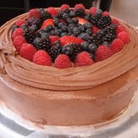 Melissas_Kake_002.jpg This is a fresh fruit filling for a yellow cake w/ chocolate buttercream icing