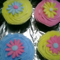 Cupcake6.jpg Royal icing daisys on buttercream