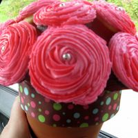 Cupcake Bouquet These are a gorgeous gift for any lady who likes flowers and cake! :) SUPER easy to make, and reasonably inexpensive!