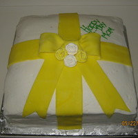 Gift Box I made this for my bestfriends mom for her birthday. She absolutly LOVED it!!! she didn't even want to cut it. It's a pound cake...