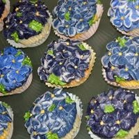 Hydrangea_Cupcake6.jpg Hydrangea cupcakes. Made with white cake and strawberry mousse filling.