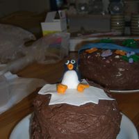Pingu small pingu-cake. covered i chokolate-buttercream, decorated with sugerpaste