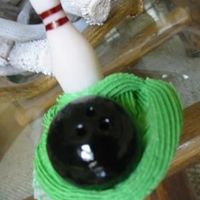 Cakecentra3.jpg Bowling Cupcake