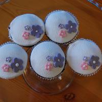 My Friend's Wedding (Espousal) Cupcakes Chocolate Cupcakes filled with chocolate cream and decorated with fondant. I had a problem with the baking papers; despite I filled each...