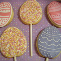 Easter Cookie Pops Sugar cookies on sticks decorated with fondant and royal icing.