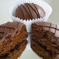 Honey Mini Cake Honey cake made with a mix of spices (cinnamon, cloves and cardamom) filled with Dulce De Leche and finished with a thin layer of chocolate...