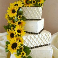 Sunflowerstaircase Fourtierred sunflower squared kake with espresso bean borders