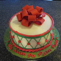 Christmas Drum This is a red velvet cake with cream cheese buttercream. It was done in a rush because my fridge died on the day before Christmas Eve. I...