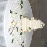 Traditional Sq Wedding Cake 