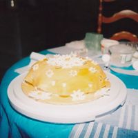 Daisies I was just practicing some of all my techniques, but really trying to focus on fondant on this one. I hadn't been decorating for a few...