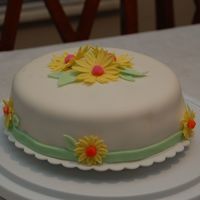 Fondant Covered Daisy Cake This cake was the final cake for the Fondant Course, it didn't turn out as well as I had hoped, my icing completely collapsed...