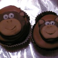 Monkey Cup Cakes These monkeys are made partially of chocolate plastic and MMF, flavored banana, with cholcolate cake. I learned to make these from a how to...