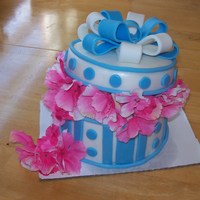 Hydrangeas In The Spring Small 6 inch round cake 3 inches on bottom, one inch for the lid. First time using my new clay gun... I love it!!