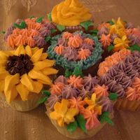 Flower Cupcakes Here are some flower-theme cupcakes created using the decorator tips found in the Wilton course #1. BC on white cake.