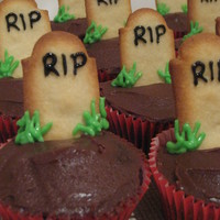 Tombstone / Graveyard Cupcakes Our halloween picnic - they go so nicely with the ghostie cupcakes I made too!