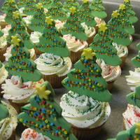 O' Christmas Tree Cupcakes Fondant Christmas trees with RI lights, buttercream frosting and colored sugar crystals