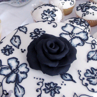 Cutting Cake And Matching Cupcakes Lacy designed wedding cake with co-ordinating cakes.