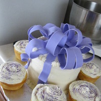 Gift My attempt at a layered fondant bow...gotta lot of work to do. It's lemon cake/cupcakes with lemon-lime icing.