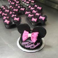 Minnie Mouse These are supposed to go on a cupcake/cake stand but I didn't have time to get them all on it to take a picture before my friend...
