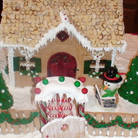 Classic Christmas Gingerbread House 