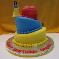 Snow White Birthday Cake! My sister's 25th birthday cake. She loves Snow White :)