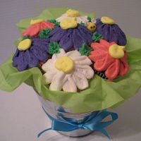 Daisy Cupcakes Daisy cupcakes with lil bees