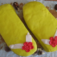 Flip Flop Birthday Cake Summer feeling for an autumn birthday.. I covered the glas plate with blue fondant, used brown sugar as sand and some chocolate shells for...