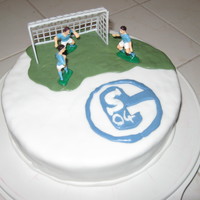 Soccer Cake-Schalke 04 Bday Cake for a friend, simple but neat - 3 Players and a goal and the logo. Schalke 04 is a German Pro Soccer Team.Underneath I put a...