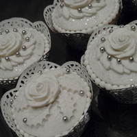 Winter Wonder Chic Cupcakes Cupcakes made for the Dutch cupcake-chain. Almond flavoured cupcakes filled with champaign buttercream and decorated with marzipan.