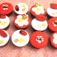 Valentine Cupcakes!!! design found on internet......i think it was alicia cakes......