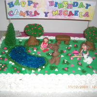 Nenas Y Perritos - Girls And Puppies torta de chocolat y de vainilla rellena con dulce de leche. los munecos son de porcelana fria, arboles de rice crispy treat .