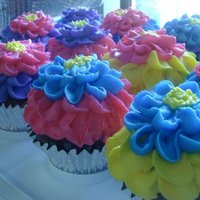 Flower Cupcakes I got the idea from Pick'N Save's bakery section!
