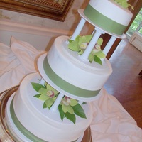 The Emily When you have flowers like these, you don't need much decoration on a cake! :) This bride wanted to go super simple with her wedding...