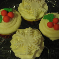 Snowflake & Holly Cupcakes 