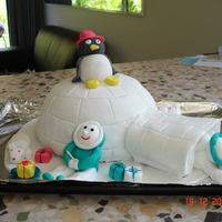 Igloo The Igloo is a bowl cake, the entrance to the Igloo, Eskimo's and gifts are made of ready-made icing.