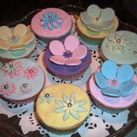 Flowery Cupcakes! Vanilla sponge with fondant icing and flowers.