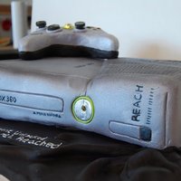 Xbox (Halo Reach Edition) Game System Xbox cake, the controller and the console light up.