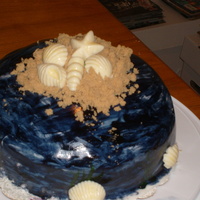 Seashells And Dark Water Didn't realize the blue was going to be SO dark. Vanilla cake/Oreo filling. Handpainted water. Chocolate shells painted with luster...