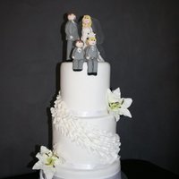 3-Teired Wedding Cake With Figurines And Long Train 