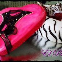 El Cofre Del Amor Heart Choco Cake with your favorite gift inside.