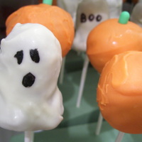 Ghost And Pumpkin Cake Pops I love making cake pops! They are so cute and the kids love them!
