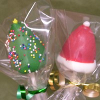 Christmas Cake Pops Christmas tree and santa hat cake pops!