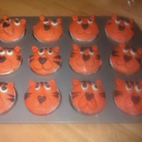 Tigers!!! Messing around with some cupcakes for my son.