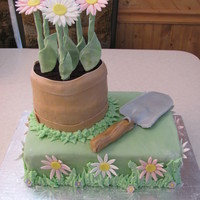 Daisy Cake! This is for a client whos mom is turning 60. She loves gardening! I got ideas from many pictures on this site. TFL!!